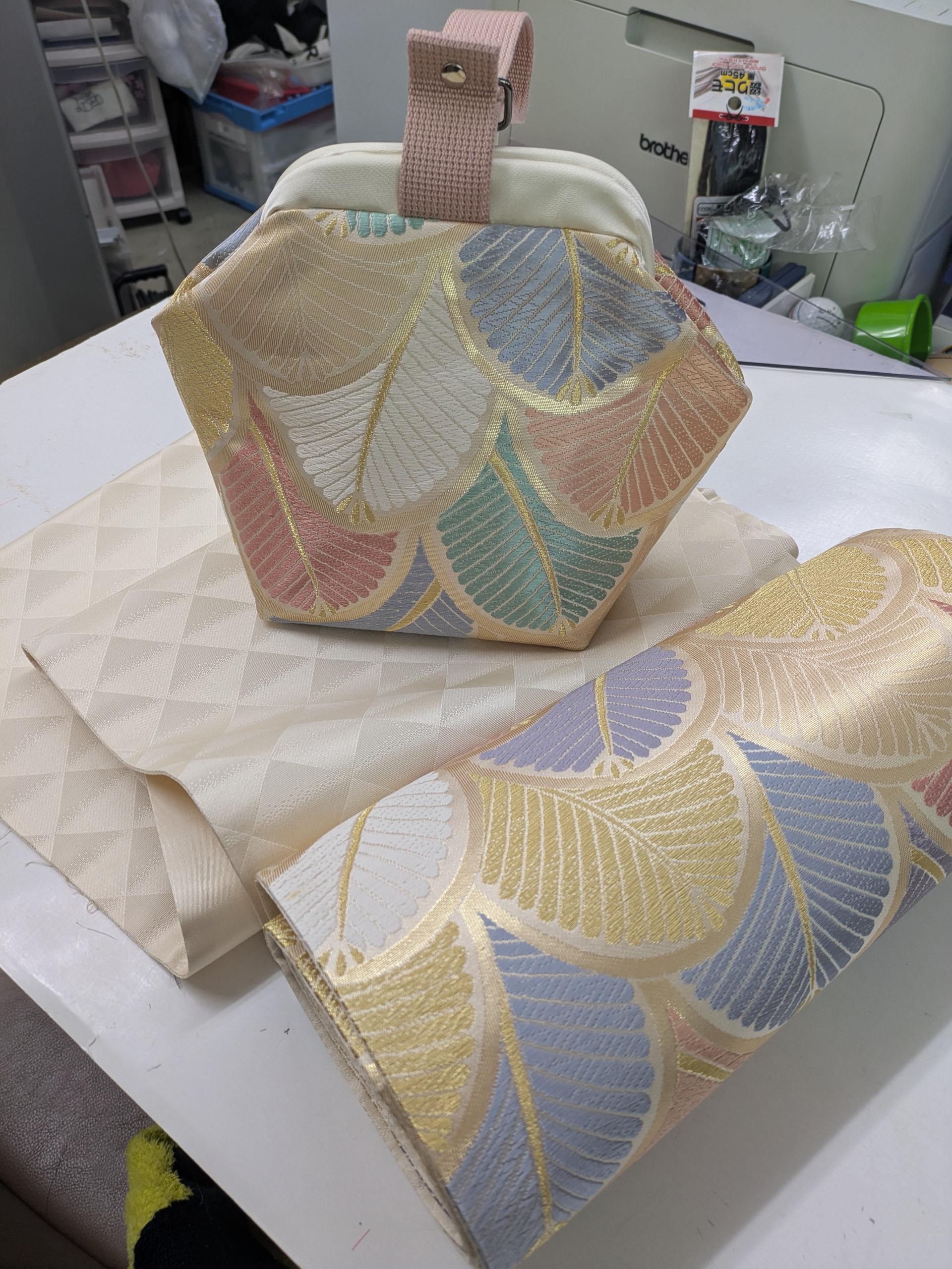 『ころんバック』　❣新作❣　帯から作った可愛いバック　『松青海波』吉祥文様のお守りバック