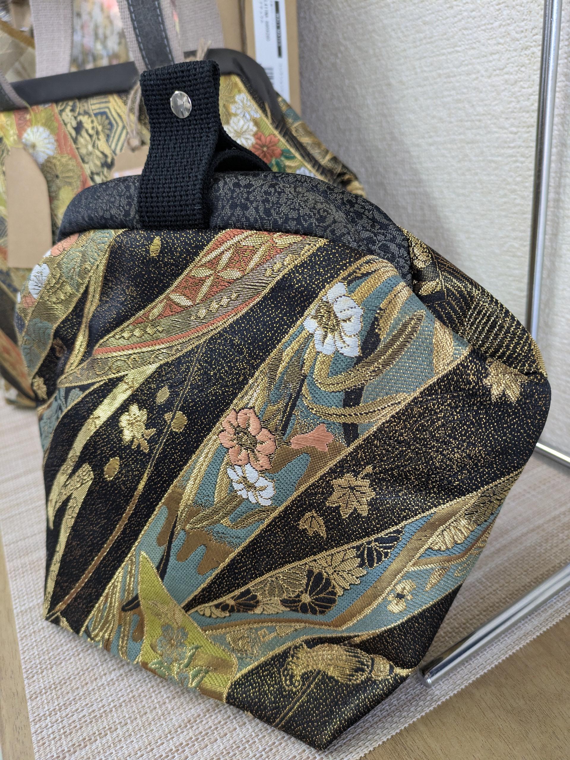 『ころんバック』　帯から作った可愛いバック　吉祥文様が随所に施されたお守りバック