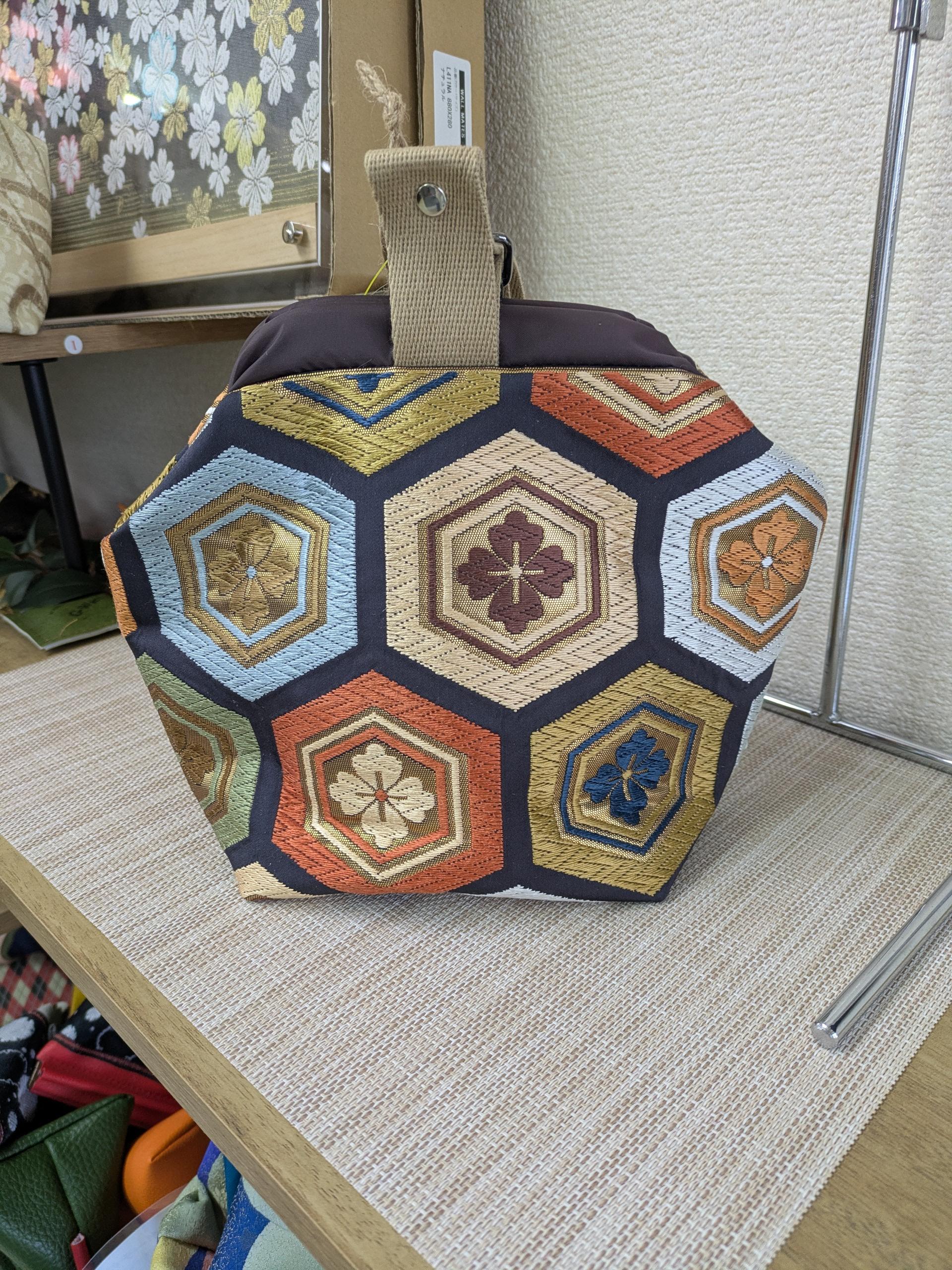 『ころんバック』 帯から作った可愛いバック 『亀甲』吉祥文様のお守りバック1枚目の画像